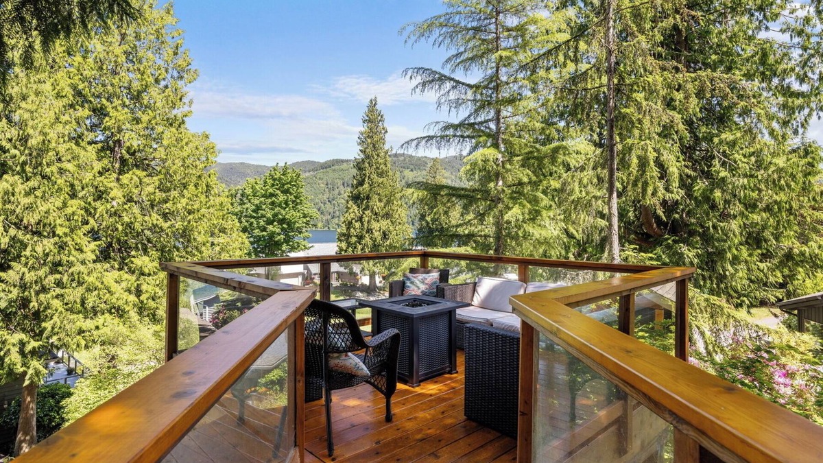 Sudden Valley Ski Chalet | Steps from the Lake - large groups & pets welcome!