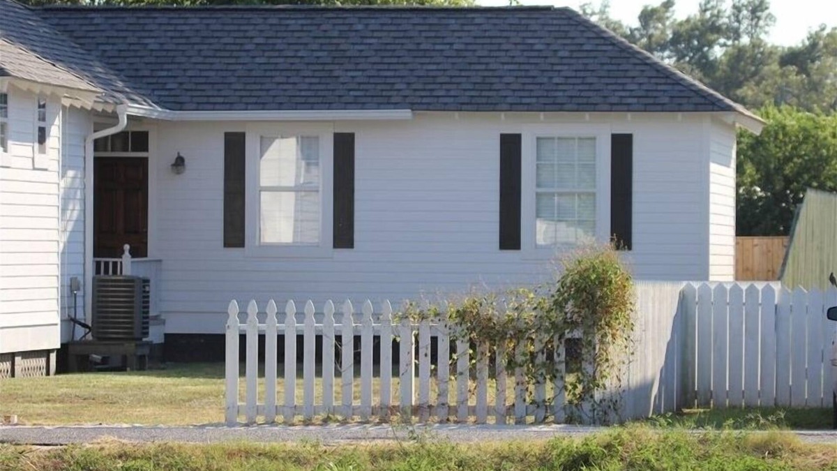 Pass Christian Cottage | Steps from the Sand! Walk to Park/TennisCourts/SplashPad/Restaurants/Marina.