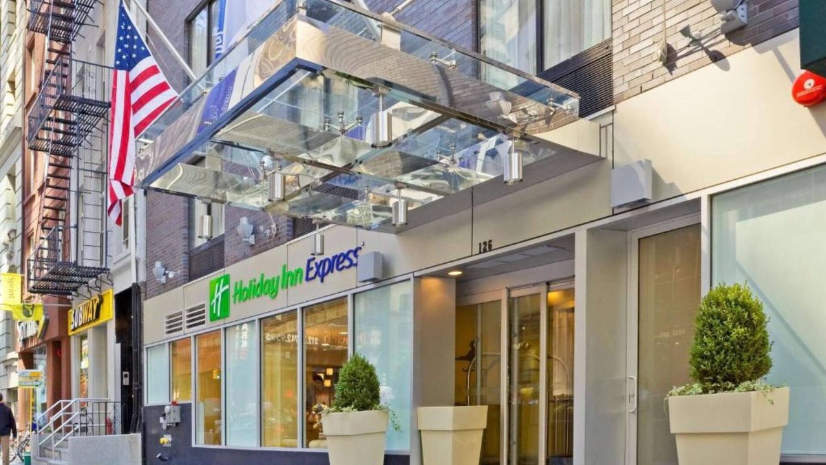 Financial District Hotel | Steps from Wall Street | Free Breakfast. Gym