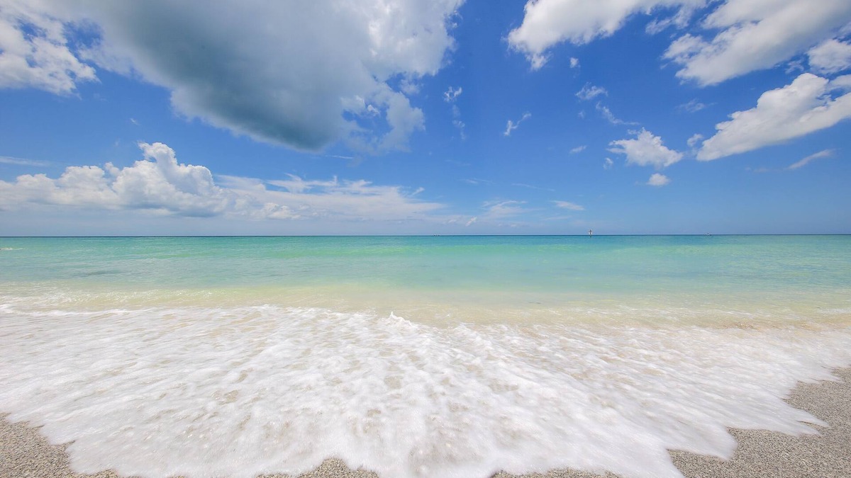 Siesta Key Condo | Steps to 2025 #1 rated Beach in USA Spacious2+2Condo,pool,garageTranquil Setting