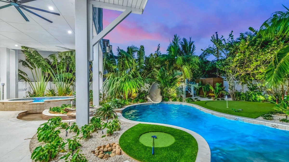 Siesta Key House | Steps to Beach - Amazing Gulf Views - Resort Pool/Spa/Slide & Mini Golf