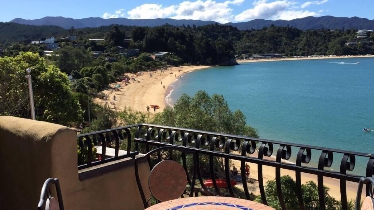 Ngaio Bay Apartment | Steps to Beach and absolute Beachfront position