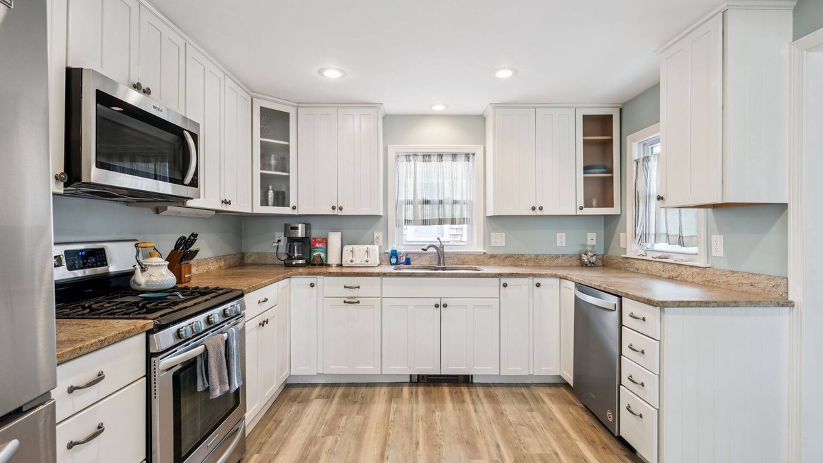 Hampton Apartment | Steps to Beach | Backyard | Shuffle Board