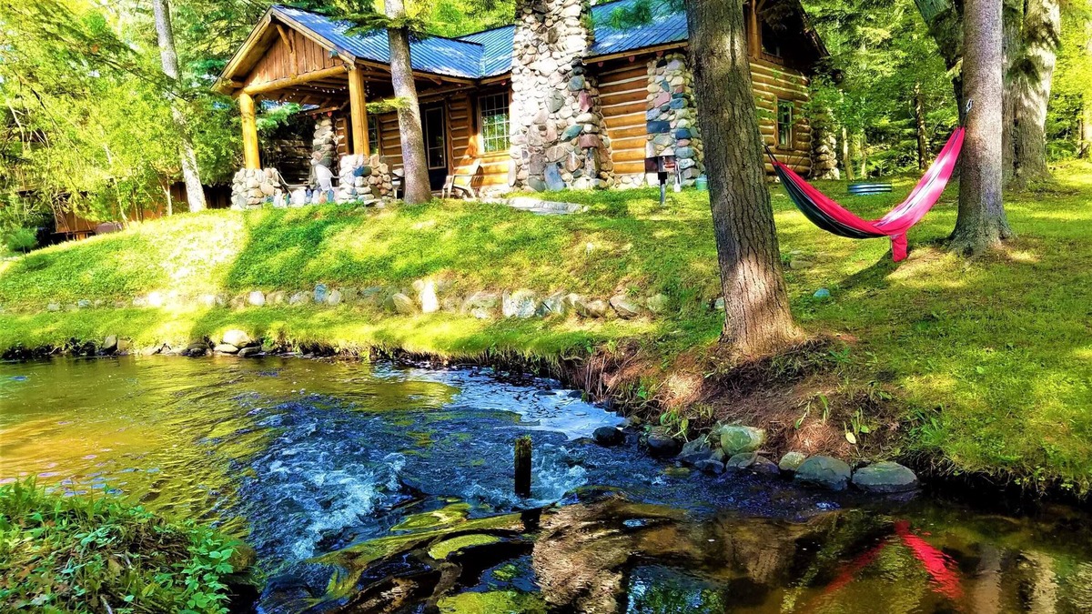 Traverse City Ski Chalet | Steps to Beach|Hot Tub|Fireplace|A NorthCoast Gem