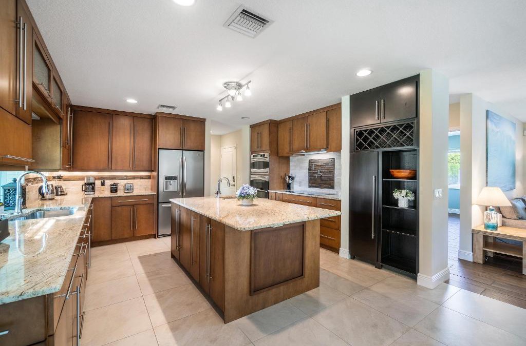 Singer Island House | Steps to Beach! Luxe Stay-Chef's Kitchen and Lanai