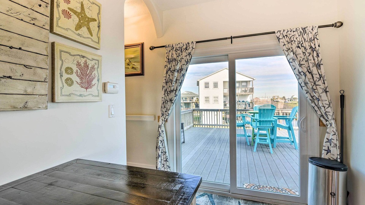 Galveston Cottage | Steps to Beach: Ocean-View Retreat in Galveston!