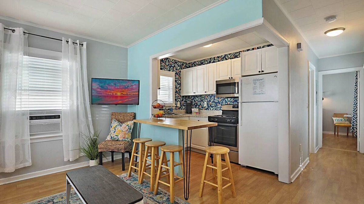 Lake Worth House | Steps to Beach, Park & Downtown! Cozy Bungalow