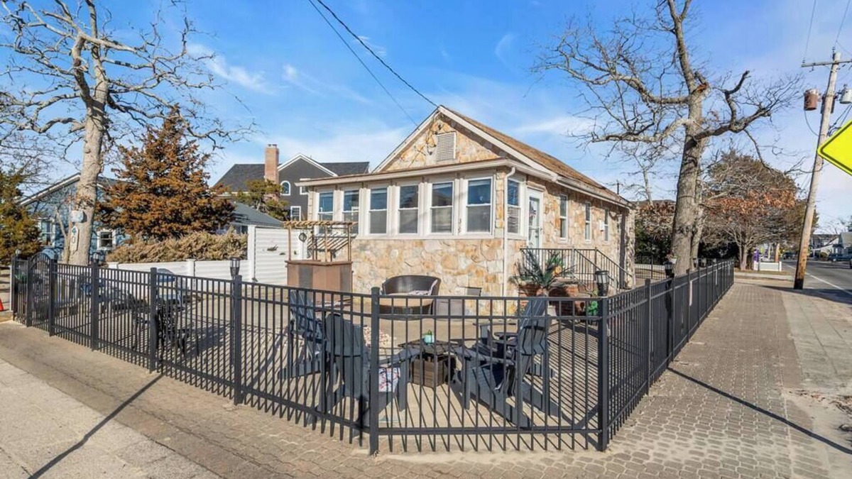 Ocean Gate House | Steps to Beach with Linens + Towels including AC