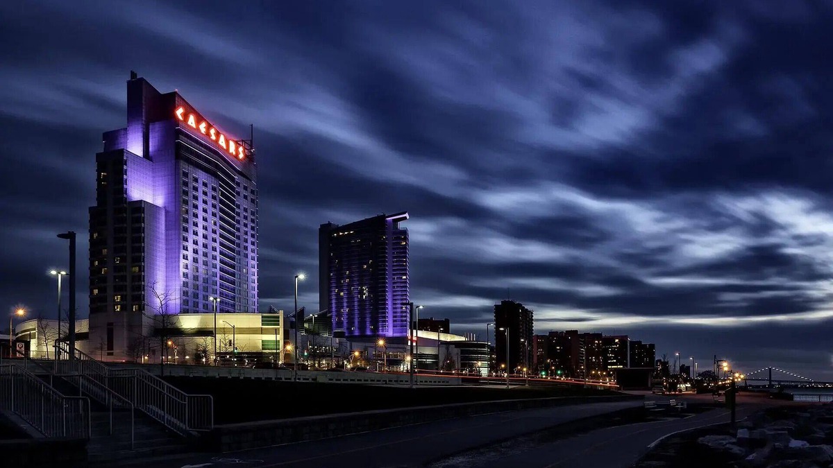 Walkerville House | Steps to Caesars, Riverfront & Dining! Hot Tub Add-On, Sleeps 9 Guests