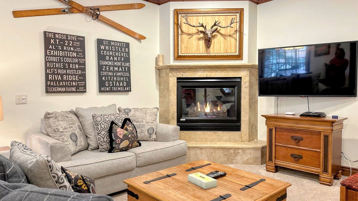 Mammoth Lakes Cabin | Steps to Canyon Lift & Shuttle – Relax in Sauna & Hot Tub with Garage Parking