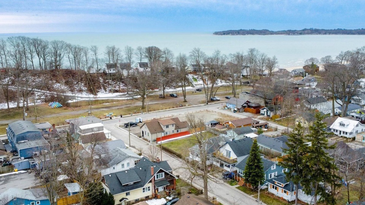 Crystal Beach Cottage | Steps to Crystal beach|Beach Passes|Fire pit|Hot tub|4 Cruiser bikes