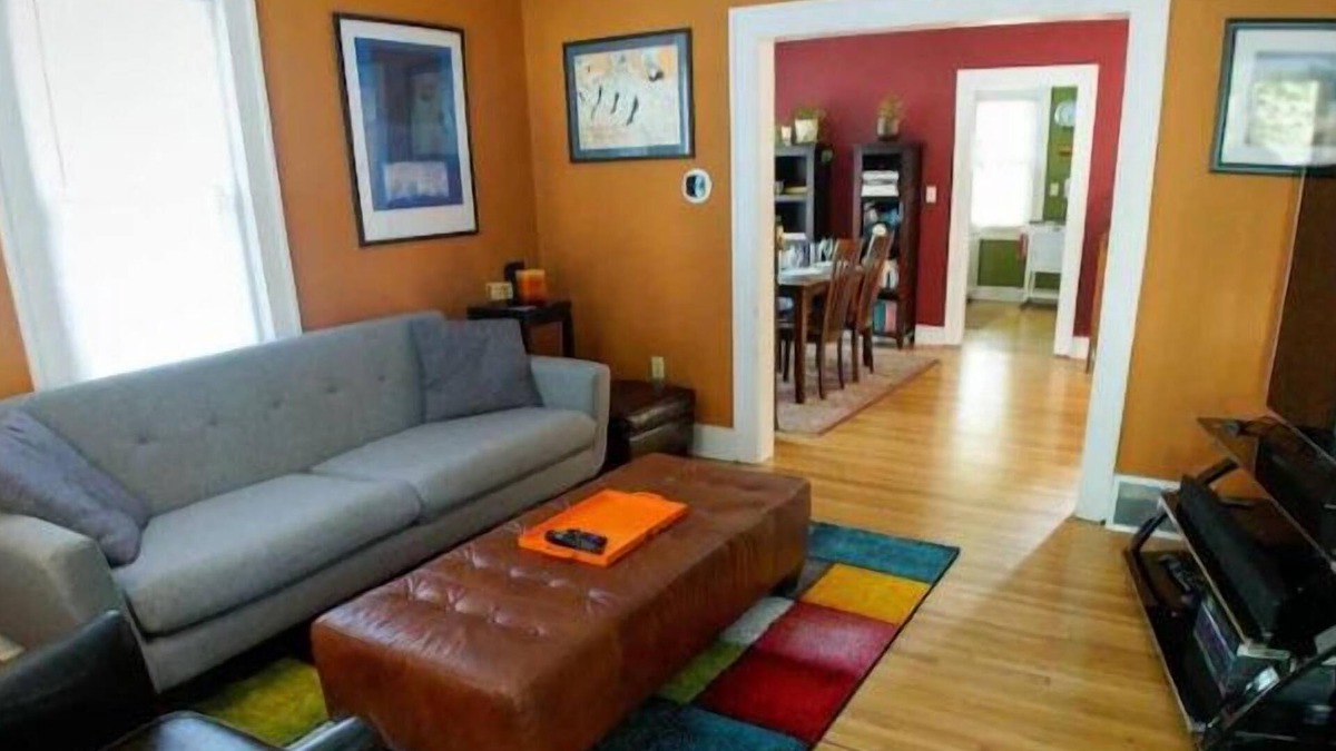 Mann House | Steps to Downtown Iowa City, Cozy and Colorful!