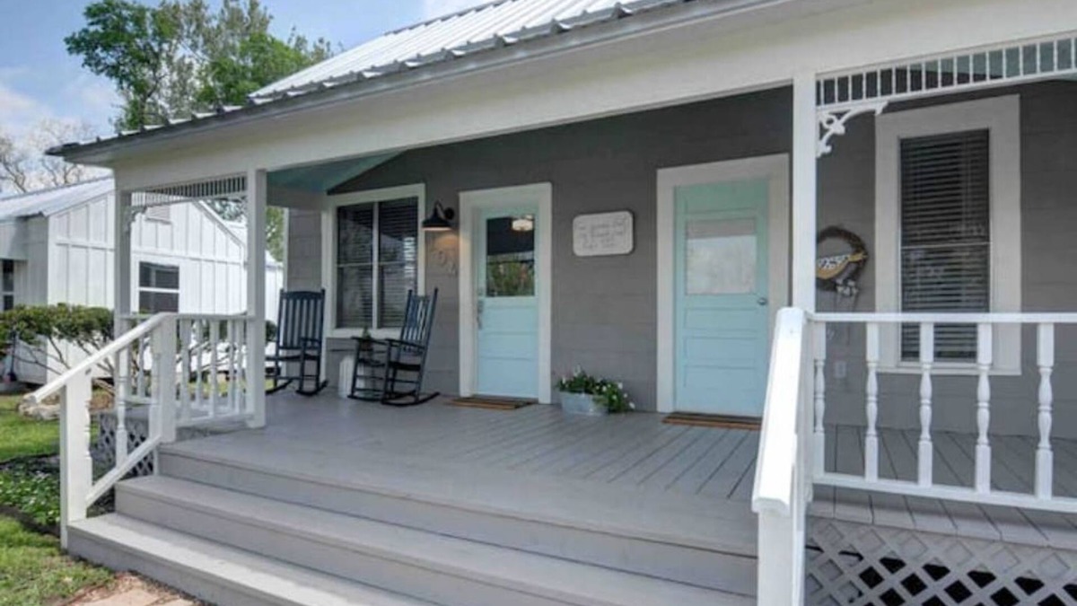 Smithville House | Steps to Downtown, Parks, and it's Dog-friendly!