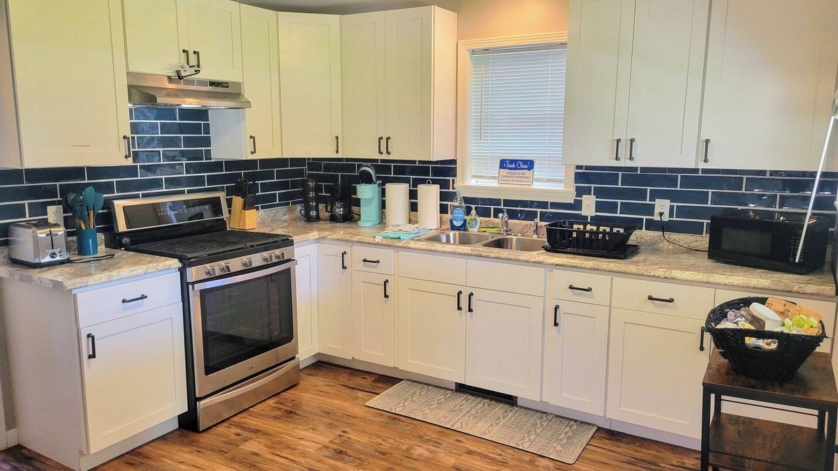 Ottawa House | Steps to downtown, Pet friendly, by Starved Rock!