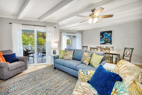 Saint Simons Island House | Steps to East Beach & Pet Friendly w/2 King Beds