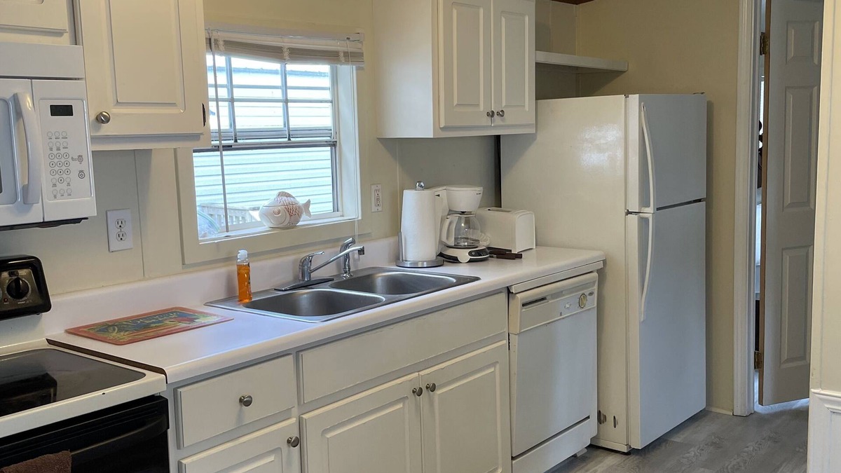 Parker House | Steps to East St. Andrews Bay, Tyndall main gate just 3 miles away. Boat dock