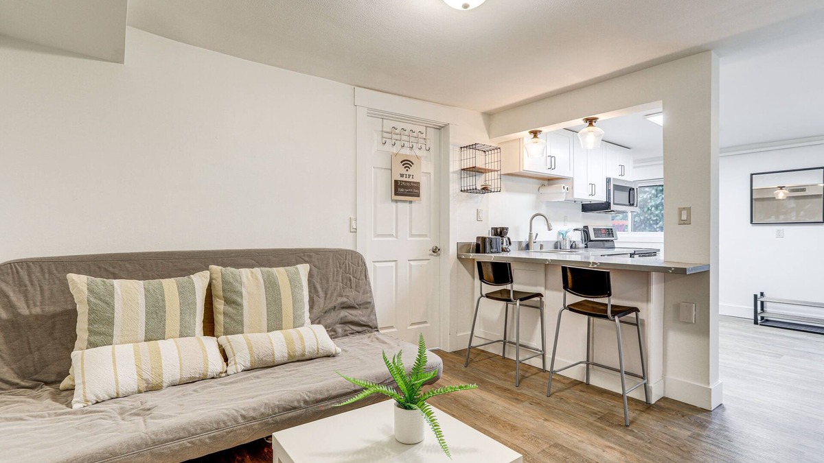 Viewpoint Apartment | Steps to Idylwood Park Beach: Redmond Retreat!