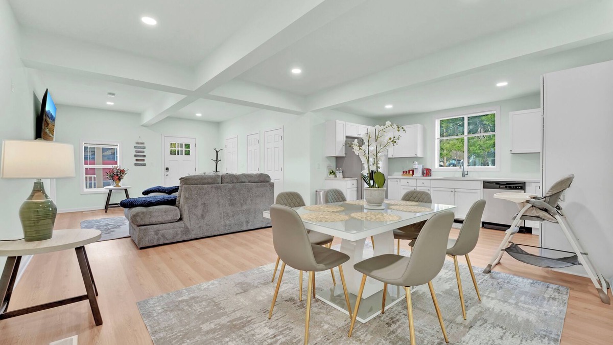 Lake George House | Steps to Lake, Beach & Canada St. Across Shepherds Park nPet Friendly Gem# 1