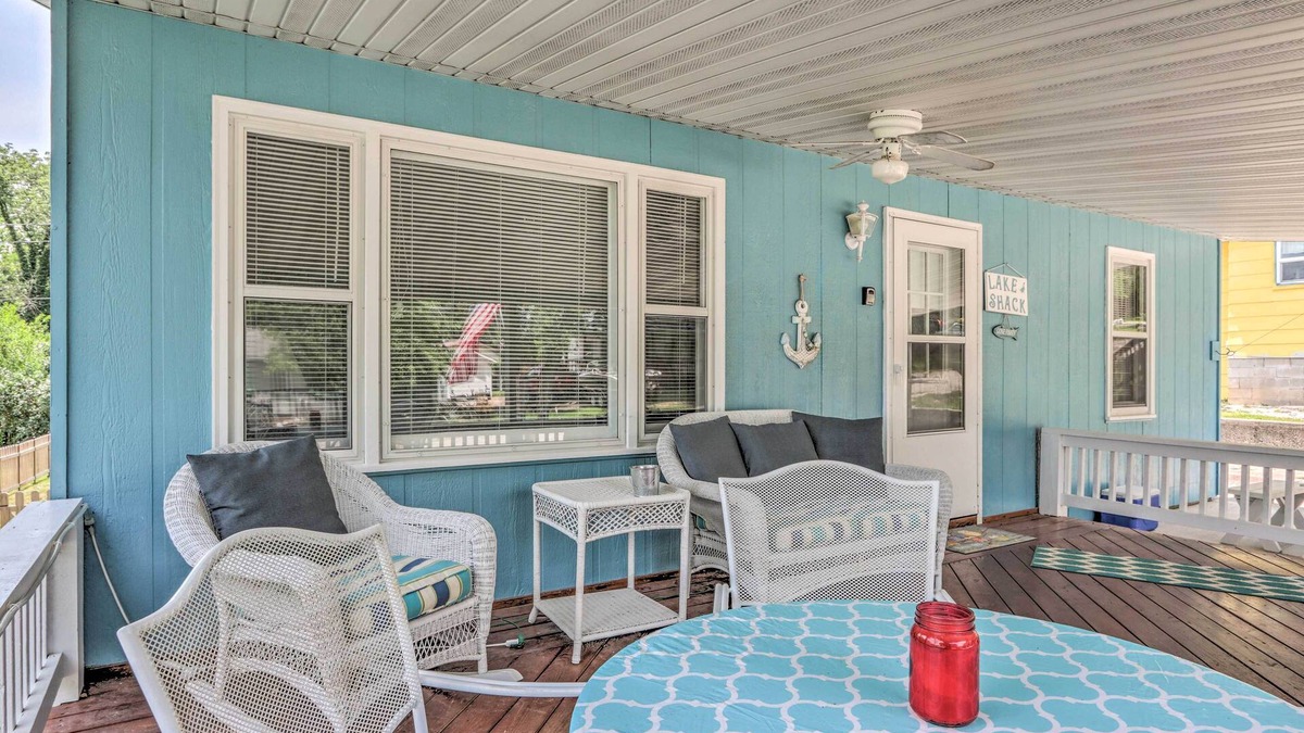 Camdenton Cottage | Steps to Lake: Cheerful Camdenton Cottage!