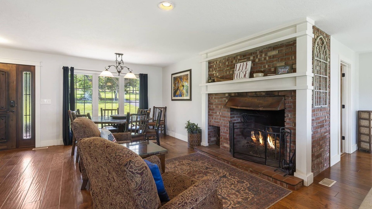 Big Cedars House | Steps to Lake-Dog Friendly- Best view of Lake- Hot Tub- Pool table