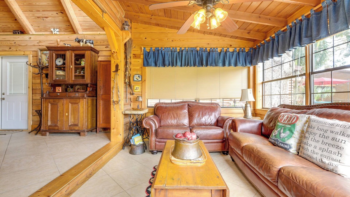 Okeechobee Cabin | Steps to Lake Okeechobee: Cabin w/Pool Access!