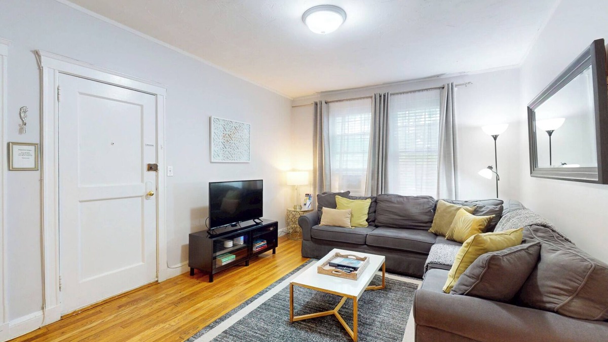 Brookline Apartment | Steps to Longwood Medical,MBTA,Boston,shopping,pkg