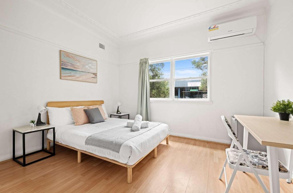 Seven Hills House | Steps to Mall & Train - Eplore with Ease - Prime Location in Seven Hills - Shared Bathroom