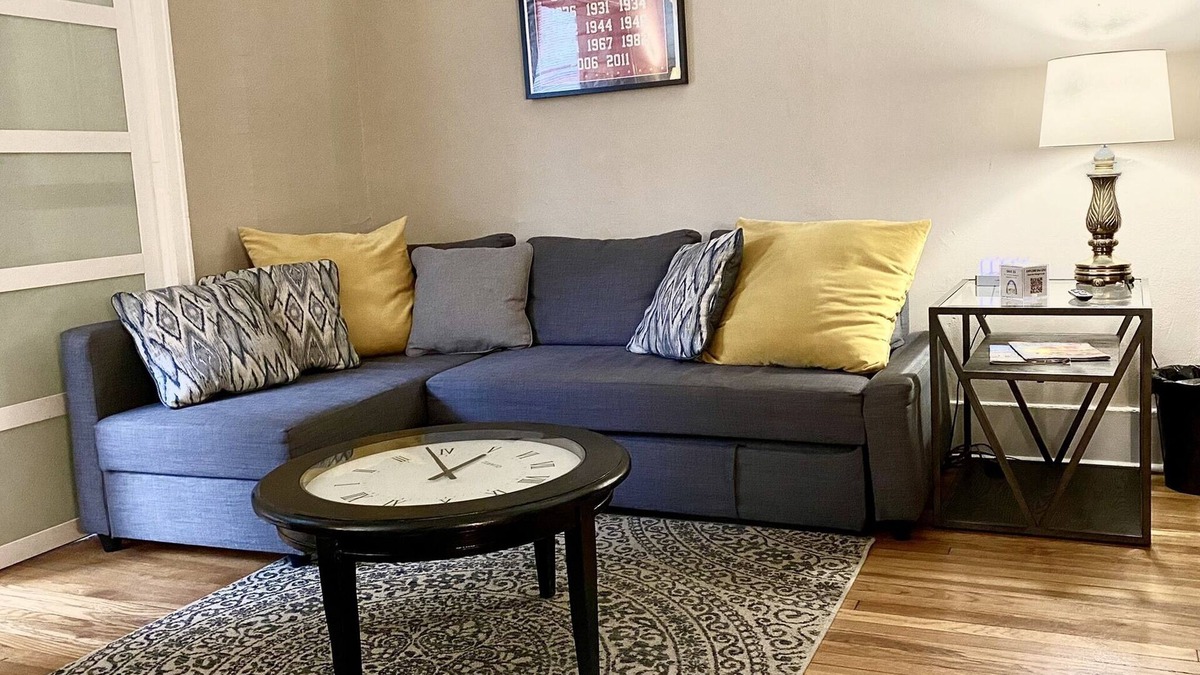 DeBaliviere Place Condo | Steps to Metrolink & Forest Park,1st Fl King & Queen Beds+ Free Gated Parking