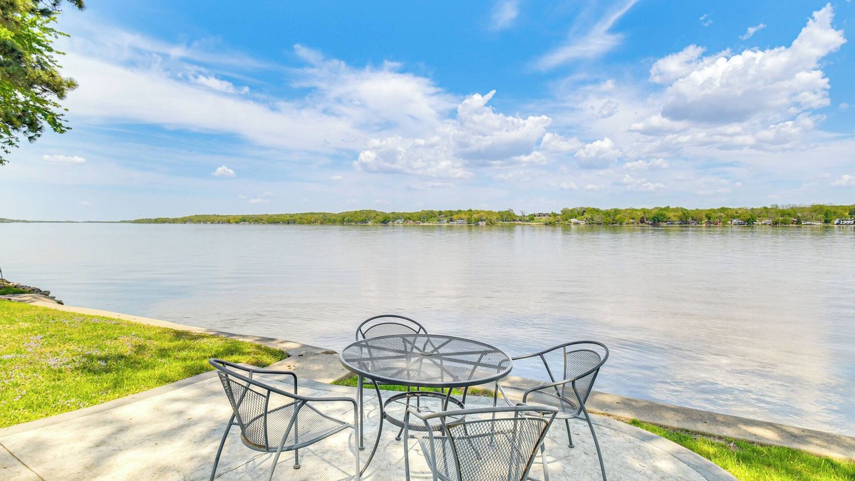 Scott County House | Steps to Mississippi River: Hot Tub Haven!