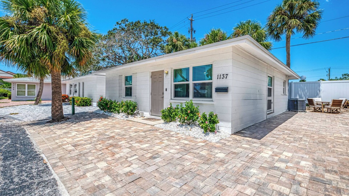 Siesta Key Condo | STEPS TO POOL, CLOSE TO BEACH, FISHING PIER, SLEEPS 5!