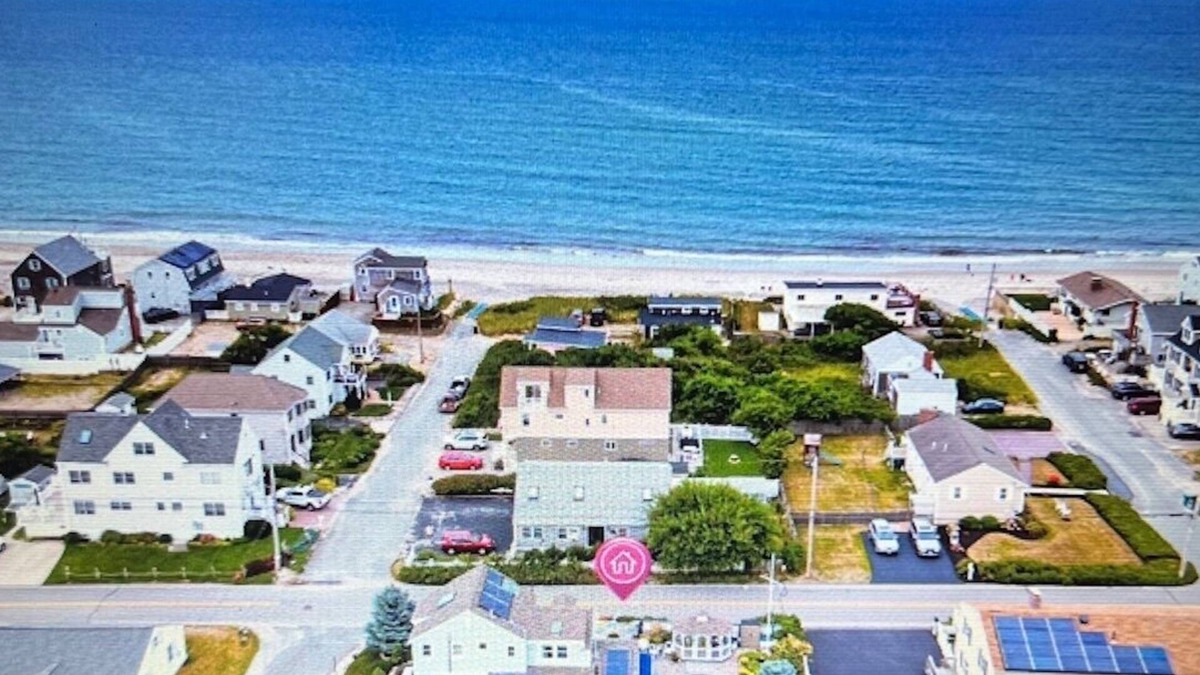 Ocean Bluff-Brant Rock Cottage | STEPS to Private Beach-7 Beds, 11 guests, Pool, Fenced Yard, River access
