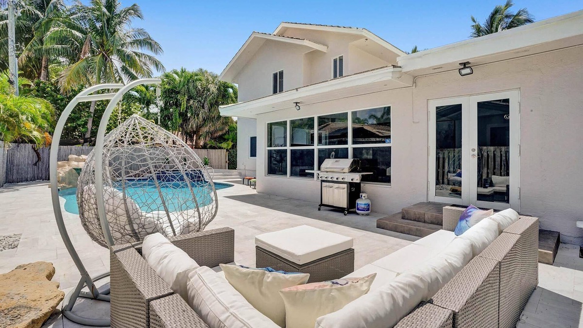 Lighthouse Point Villa | Steps to Private Beach 5 BR Pool and Jacuzzi Dog Friendly