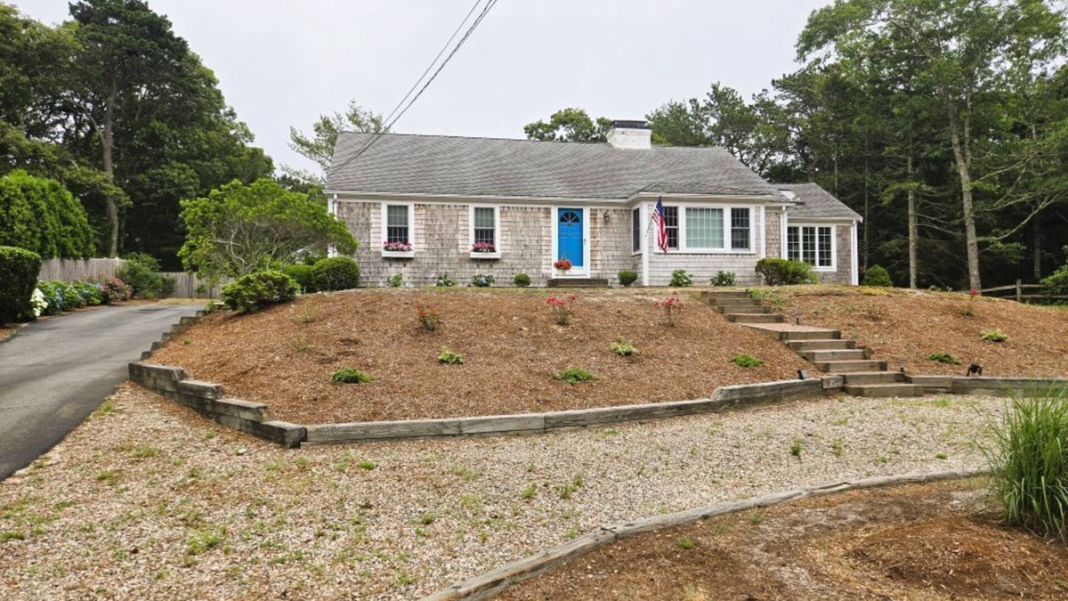 South Harwich House | Steps to Red River Beach!