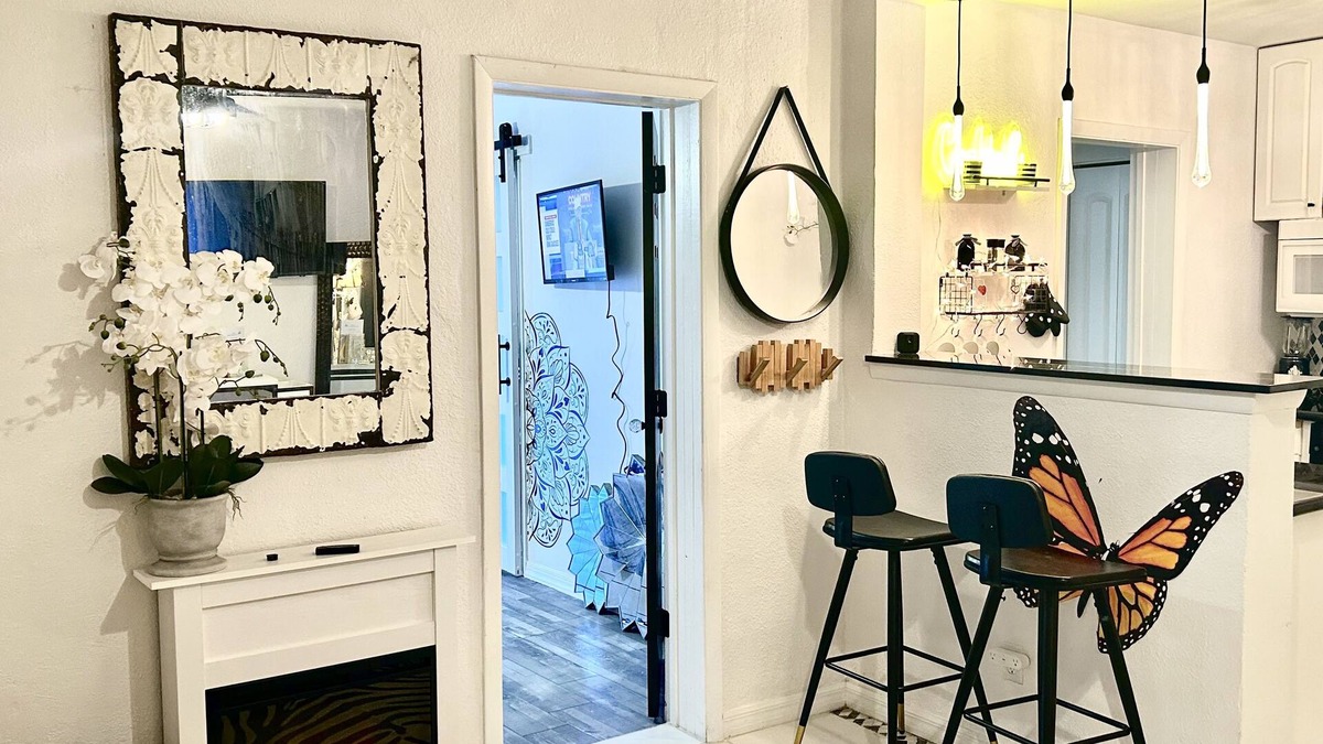 Safety Harbor Condo | Steps to Restaurants & Main Street. Pet friendly