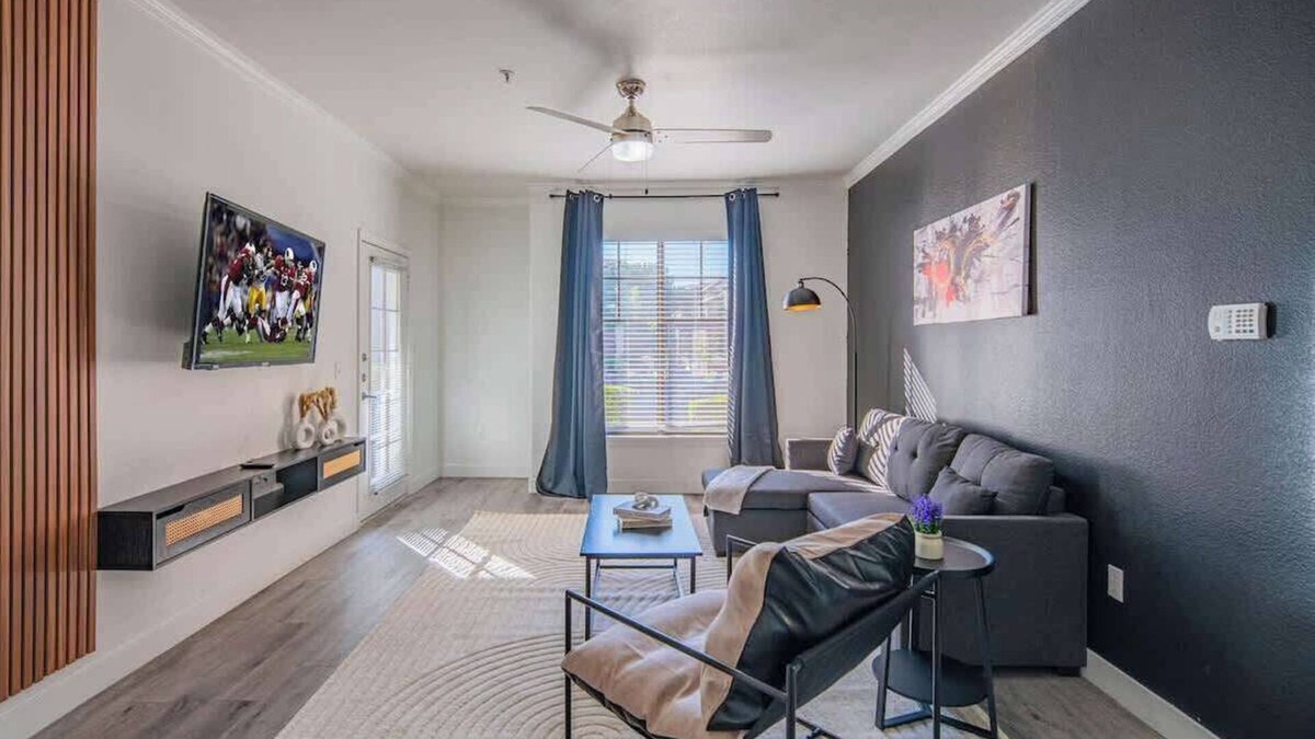 Glendale Sports and Entertainment District Apartment | Steps to Stadium |Pool, Gym, Balcony, Parking, W/D