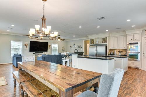 Surfside Beach House | Steps to Surfside Beach Large Group Gulf Retreat