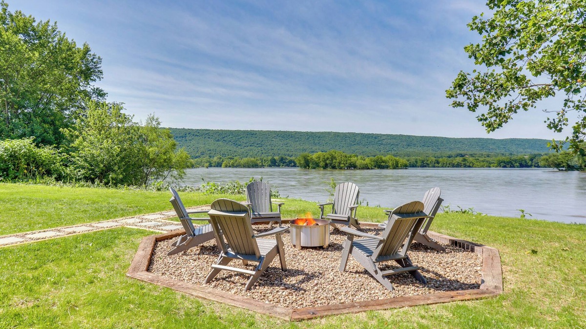 Dauphin House | Steps to Susquehanna River: Hot Tub Hideaway!