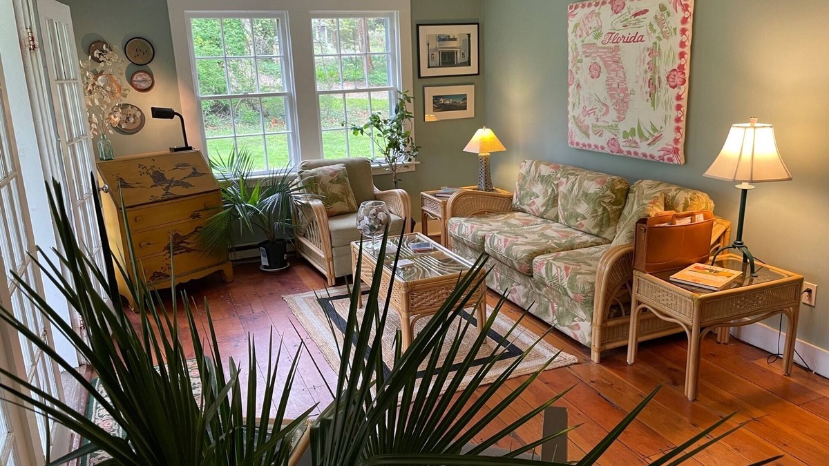 Tisbury Cottage | Steps to the beach - Vineyard Summer home