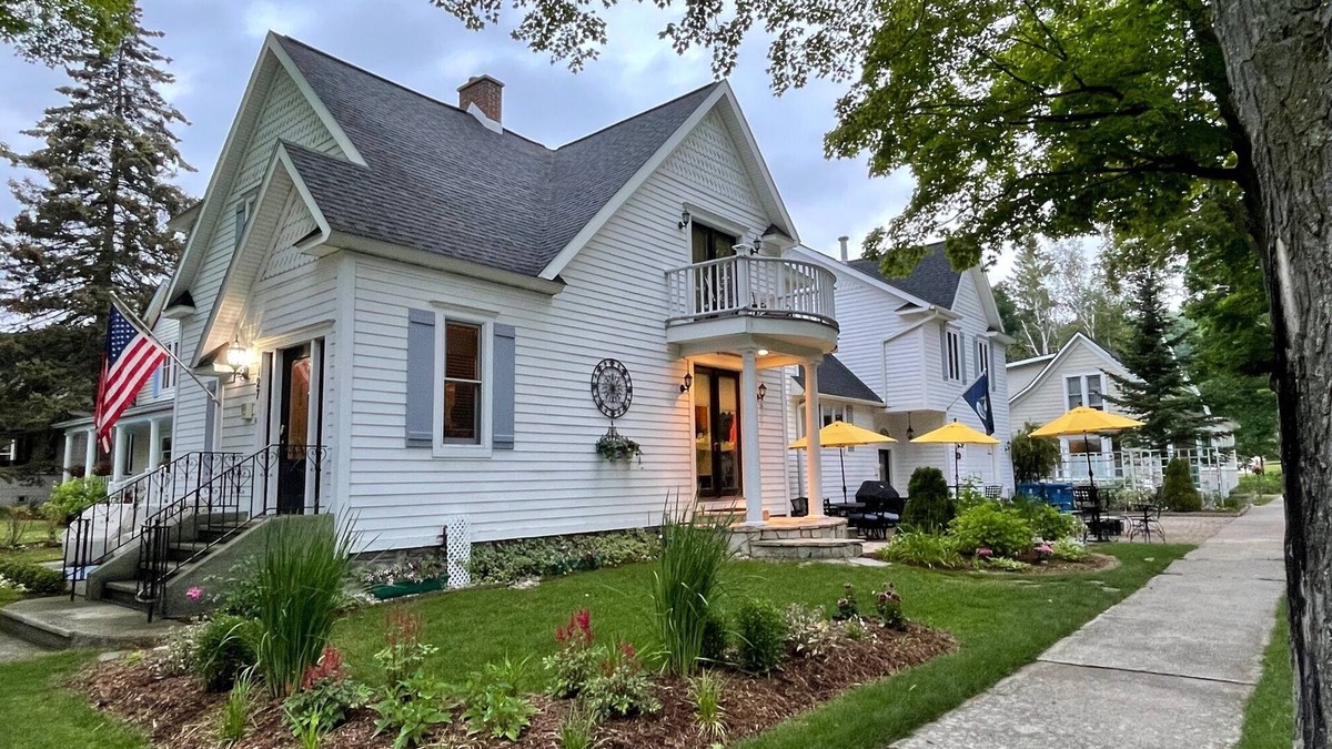 Frankfort House | Steps To The Beach & 2 Blocks To Downtown Frankfort - Sleeps 10-11