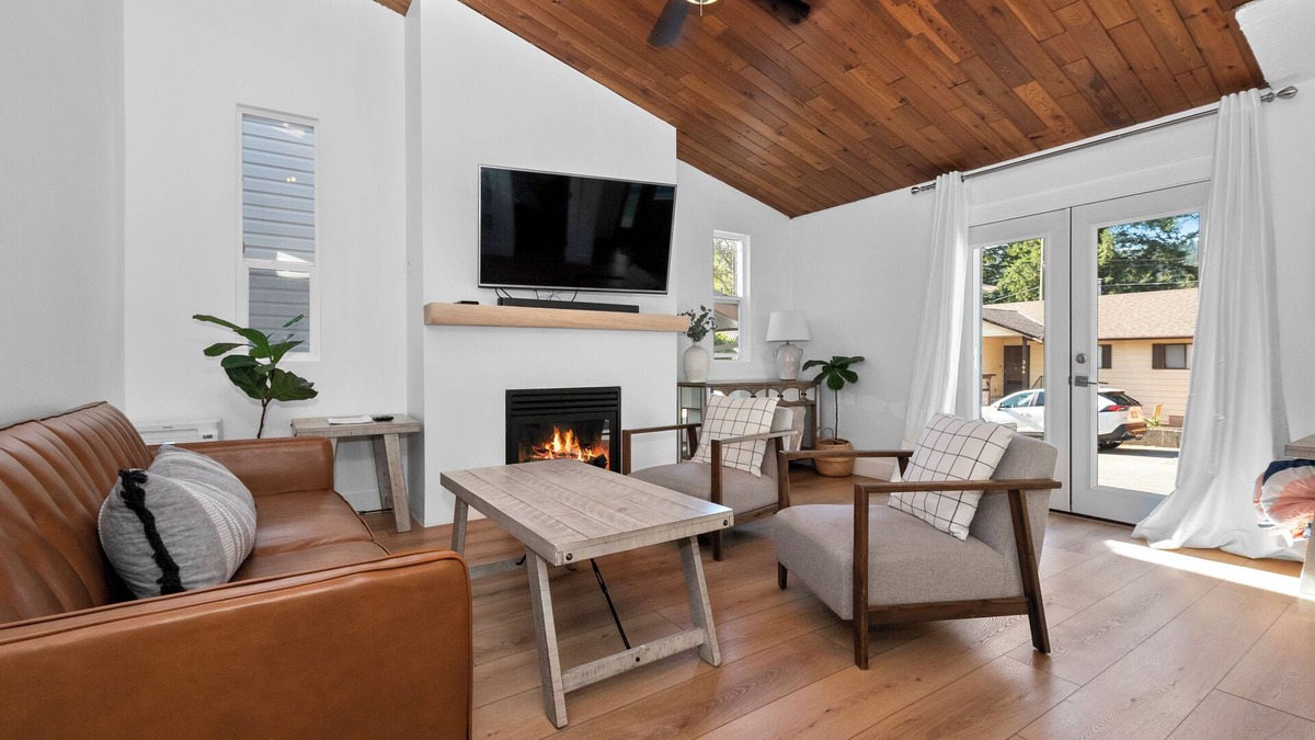 Cultus Lake House | Steps to the beach, waterslides, amusement park & golf course!