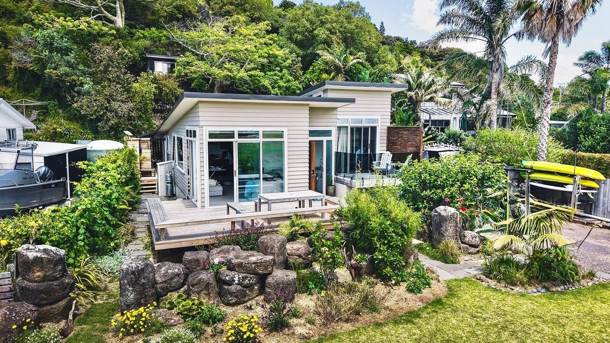Te Tii House | Steps to the beach, ocean views, boat launching and kayaks included!