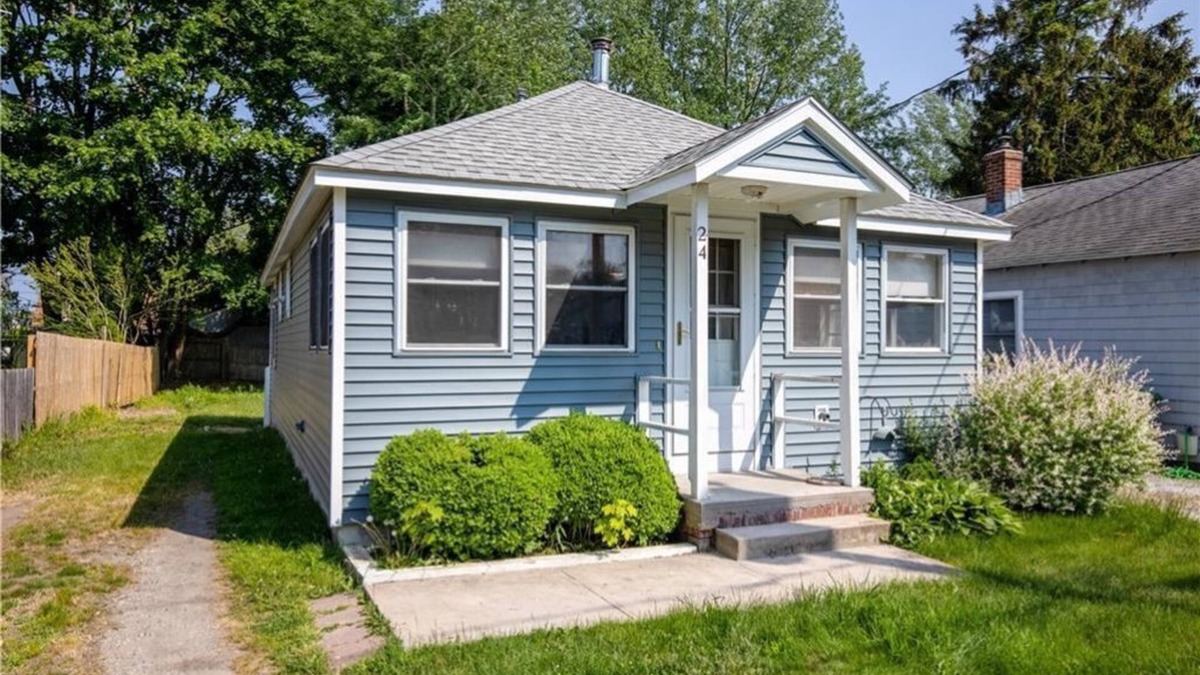 Saybrook Manor House | Steps to the Beach, Cozy Year Round Cottage 🐾 Pet Friendly