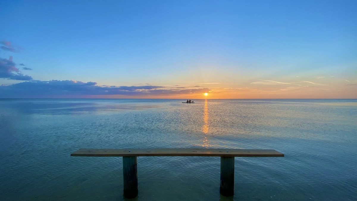 Pine Island House | Steps to the beach! KAYAKS! Minutes to WEEKI WACHEE.