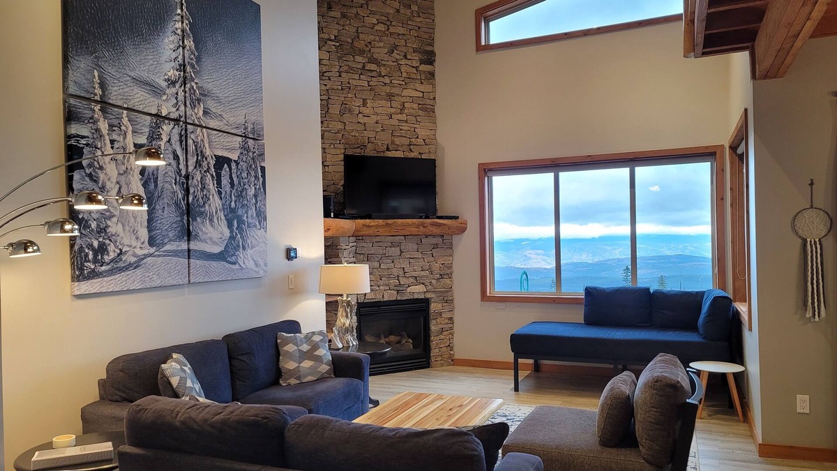Big White Ski Resort Ski Chalet | Steps to the Bullet Chair and the Village! Best Location & Private HOT TUB!