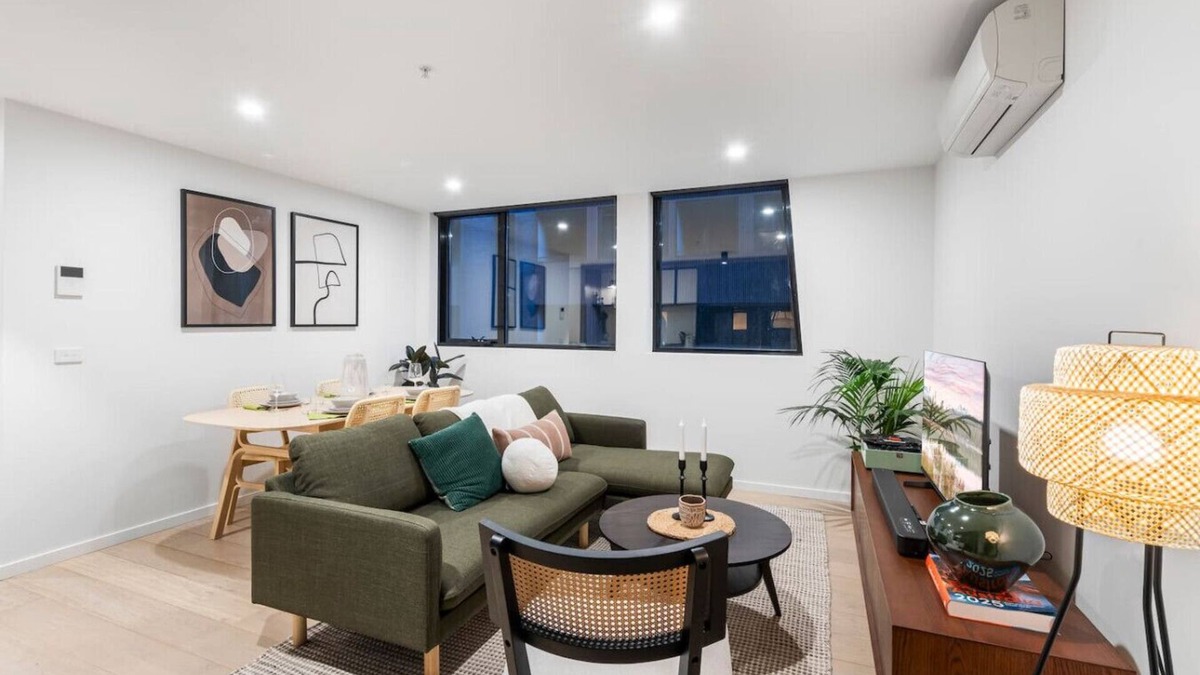 Abbotsford Apartment | Steps to the River, Minutes to the City