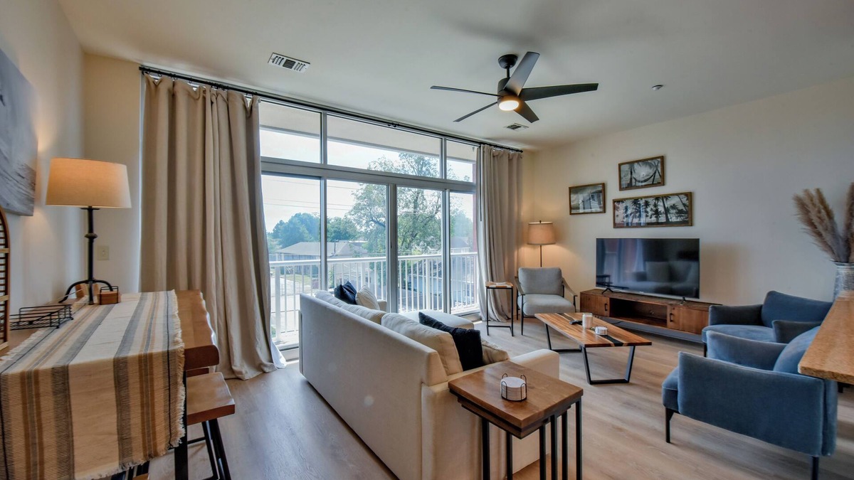 Tuscaloosa Condo | Steps to the Stadium - Book for Football Season! Rooftop Deck!