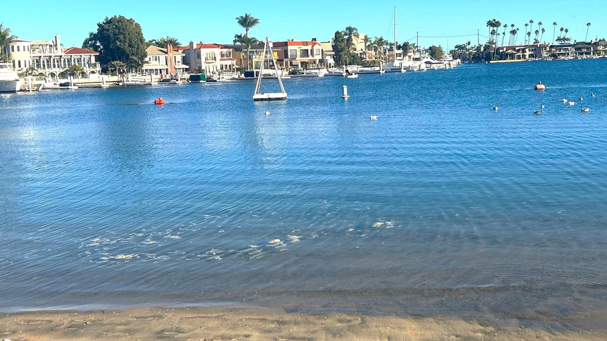 Belmont Shore House | Steps to the water, 2bd/2ba bay retreat, sleeps 6, AC, parking! All new & clean.