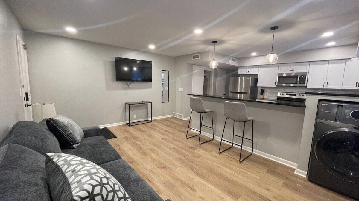 Joslyn Castle Apartment | Steps to UNMC, Free Parking, Heart of Omaha