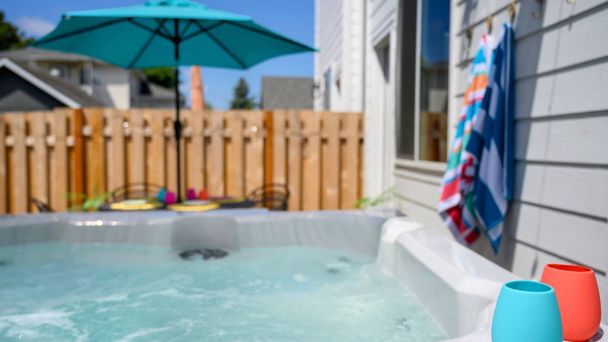 Carlton House | Steps to Wine Tasting | Hot Tub