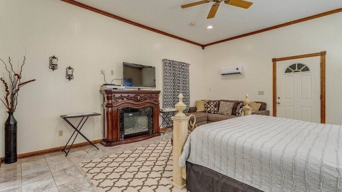 Norman Apartment | Sterling Suite at Whispering Pines Inn